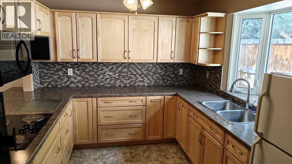 Photo 2 of 4315 Charleswood Drive Nw, Calgary AB