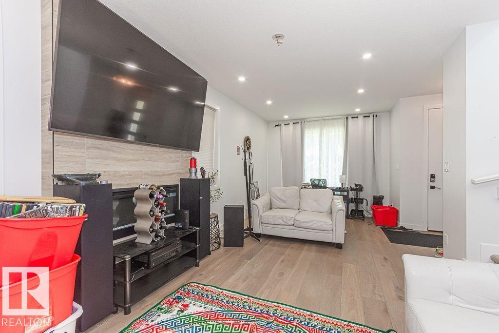 Photo 7 of 9740 152 St Nw, Edmonton AB