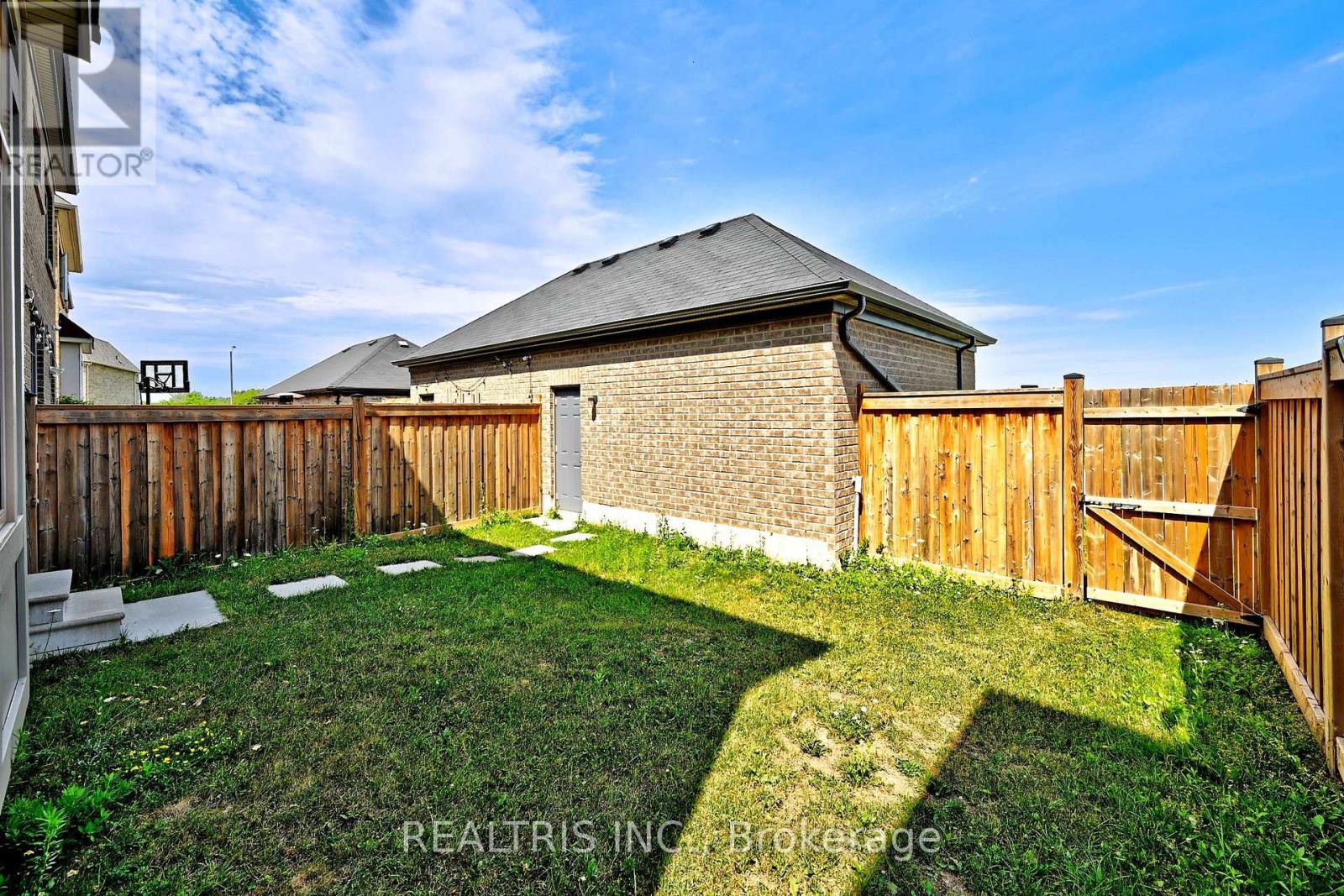 Photo 32 of 35 Gordon Landon Drive, Markham ON