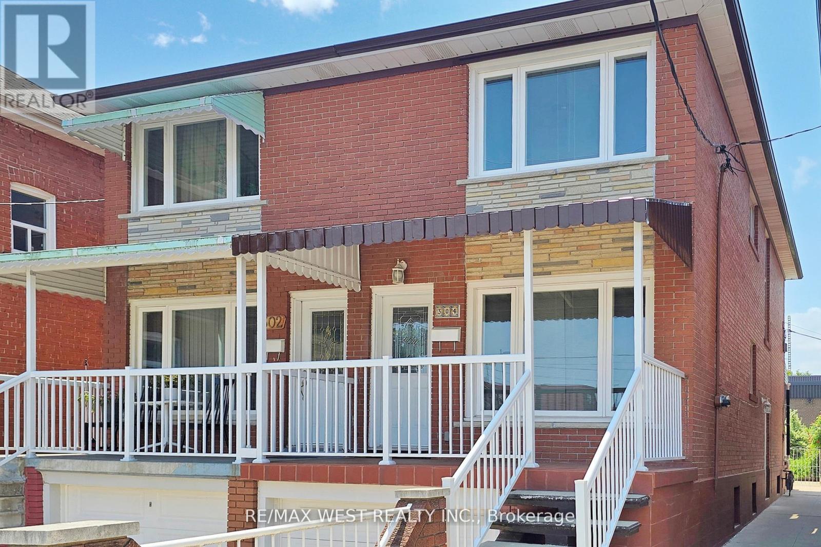 Photo 4 of 304 Concord Avenue, Toronto ON
