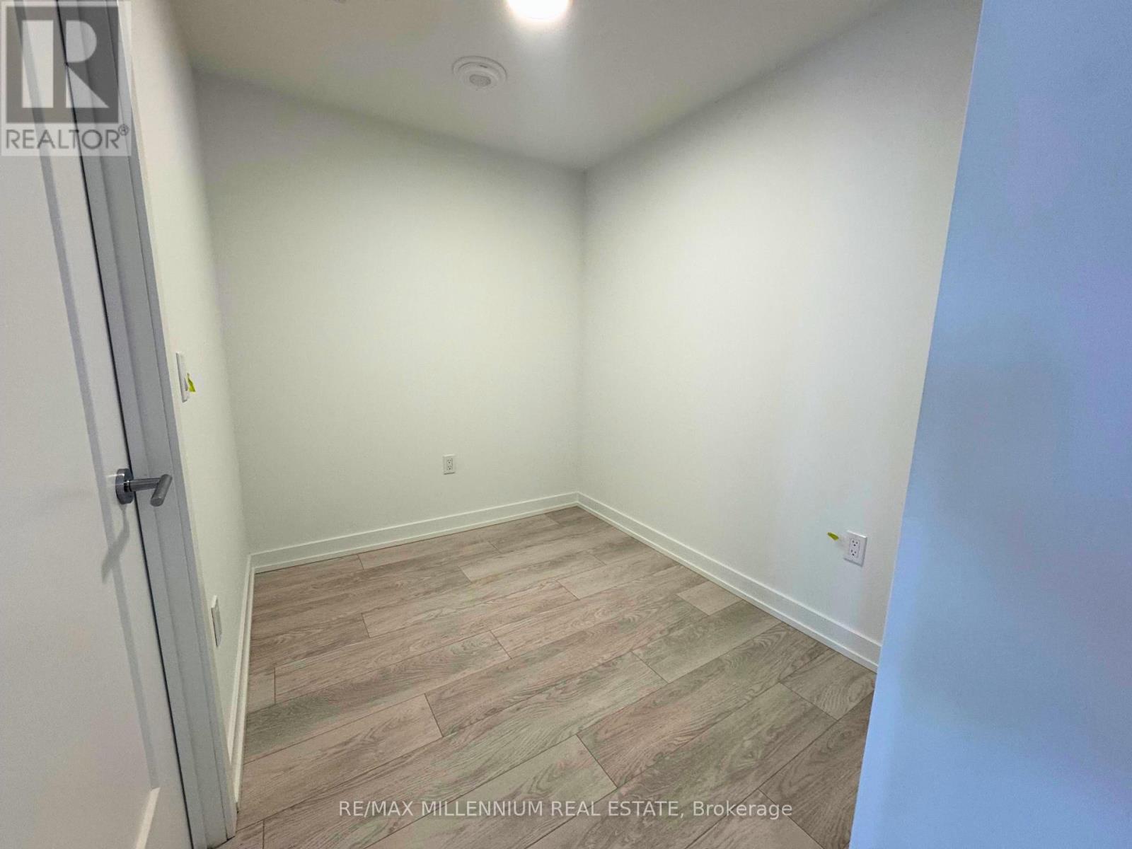 Photo 10 of 419 801 The Queens Way, Toronto ON