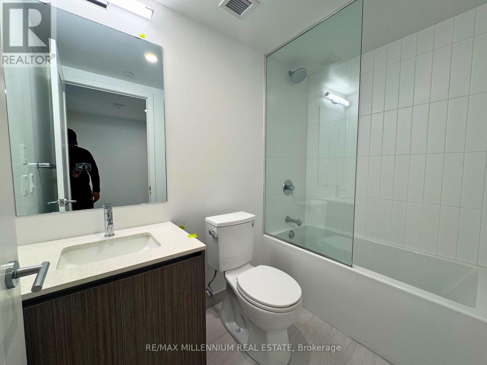 Photo 11 of 419 801 The Queens Way, Toronto ON