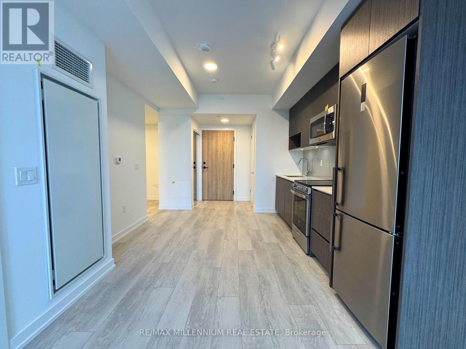 Photo 2 of 419 801 The Queens Way, Toronto ON