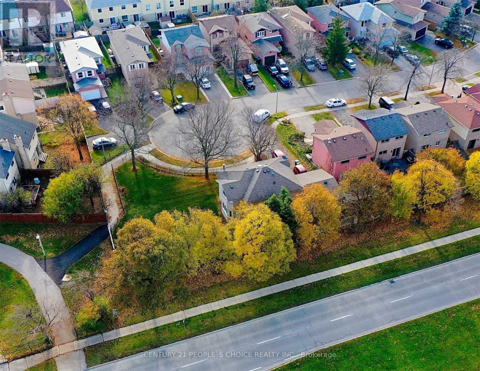 Photo 4 of 28 A Steven Court, Brampton ON