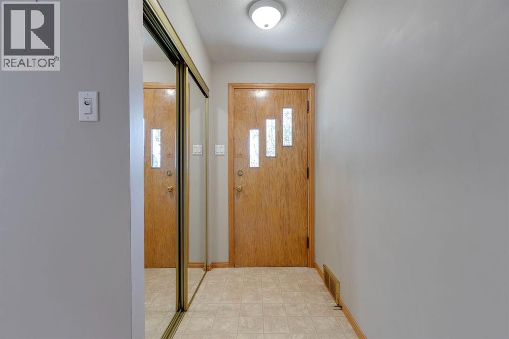 Photo 5 of 724 35 A Street Nw, Calgary AB