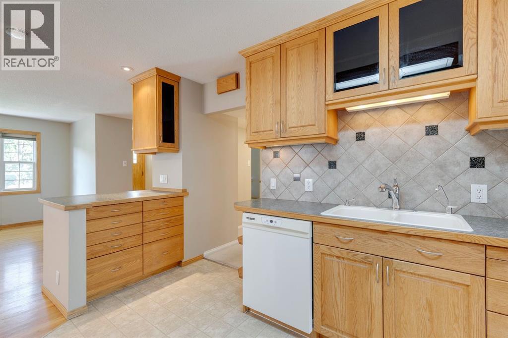 Photo 15 of 724 35 A Street Nw, Calgary AB