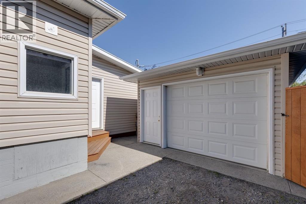 Photo 2 of 724 35 A Street Nw, Calgary AB