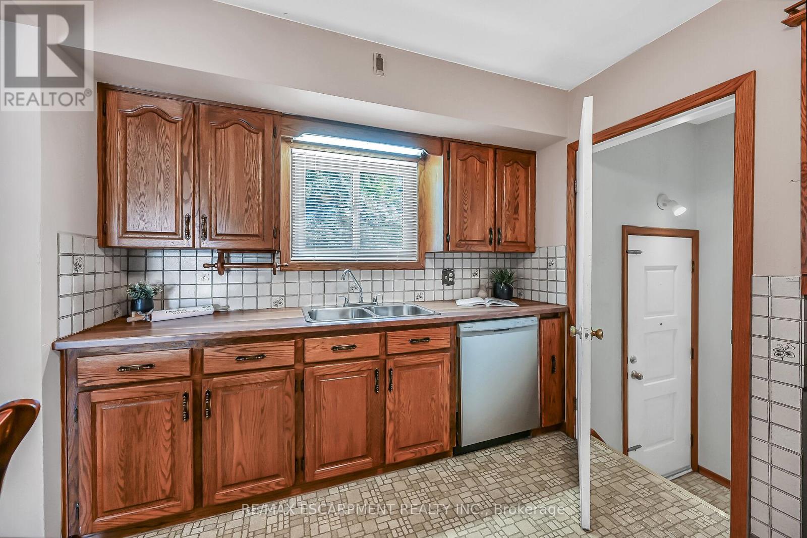 Photo 14 of 31 Belair Drive, Hamilton ON