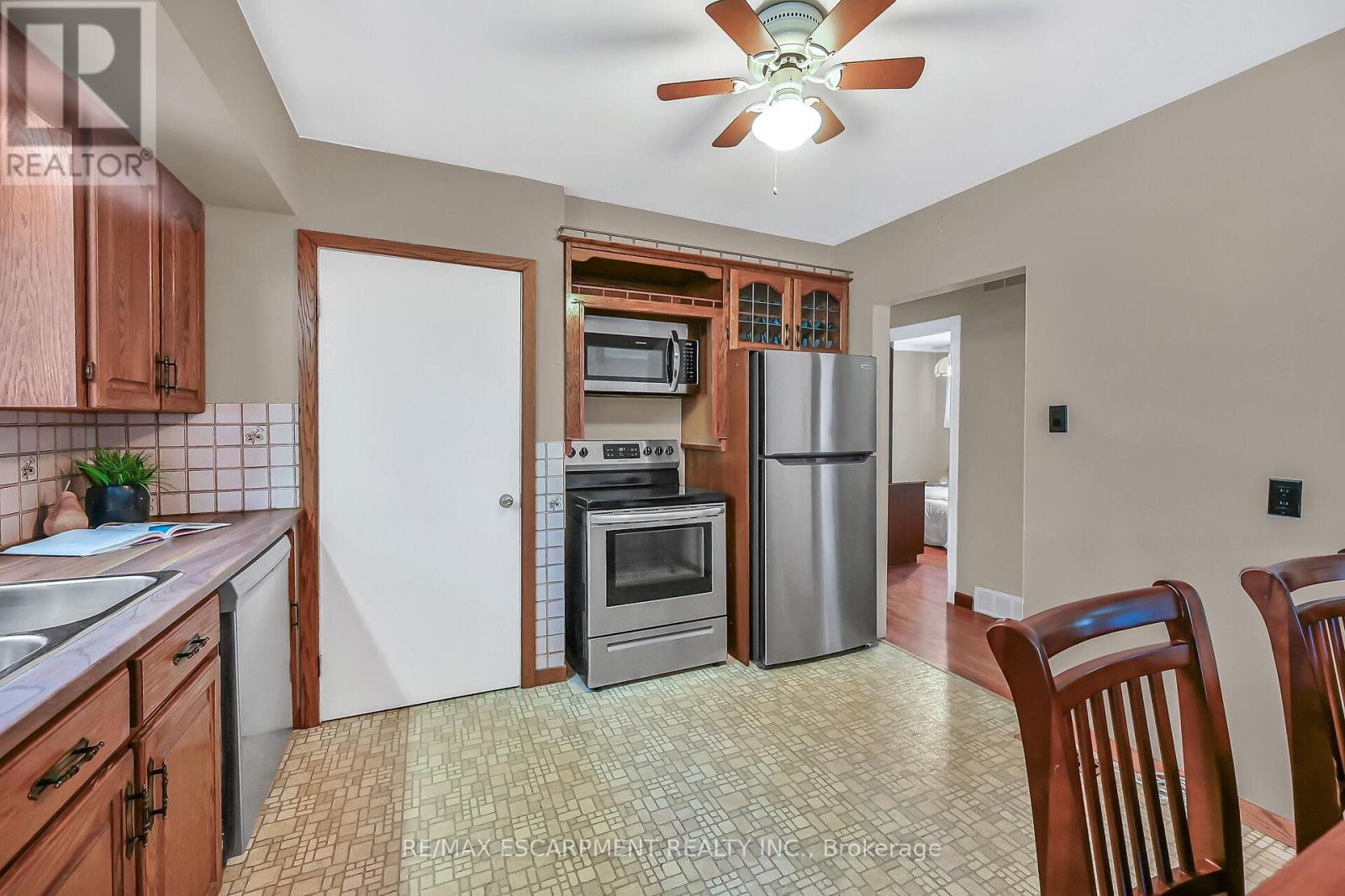 Photo 15 of 31 Belair Drive, Hamilton ON