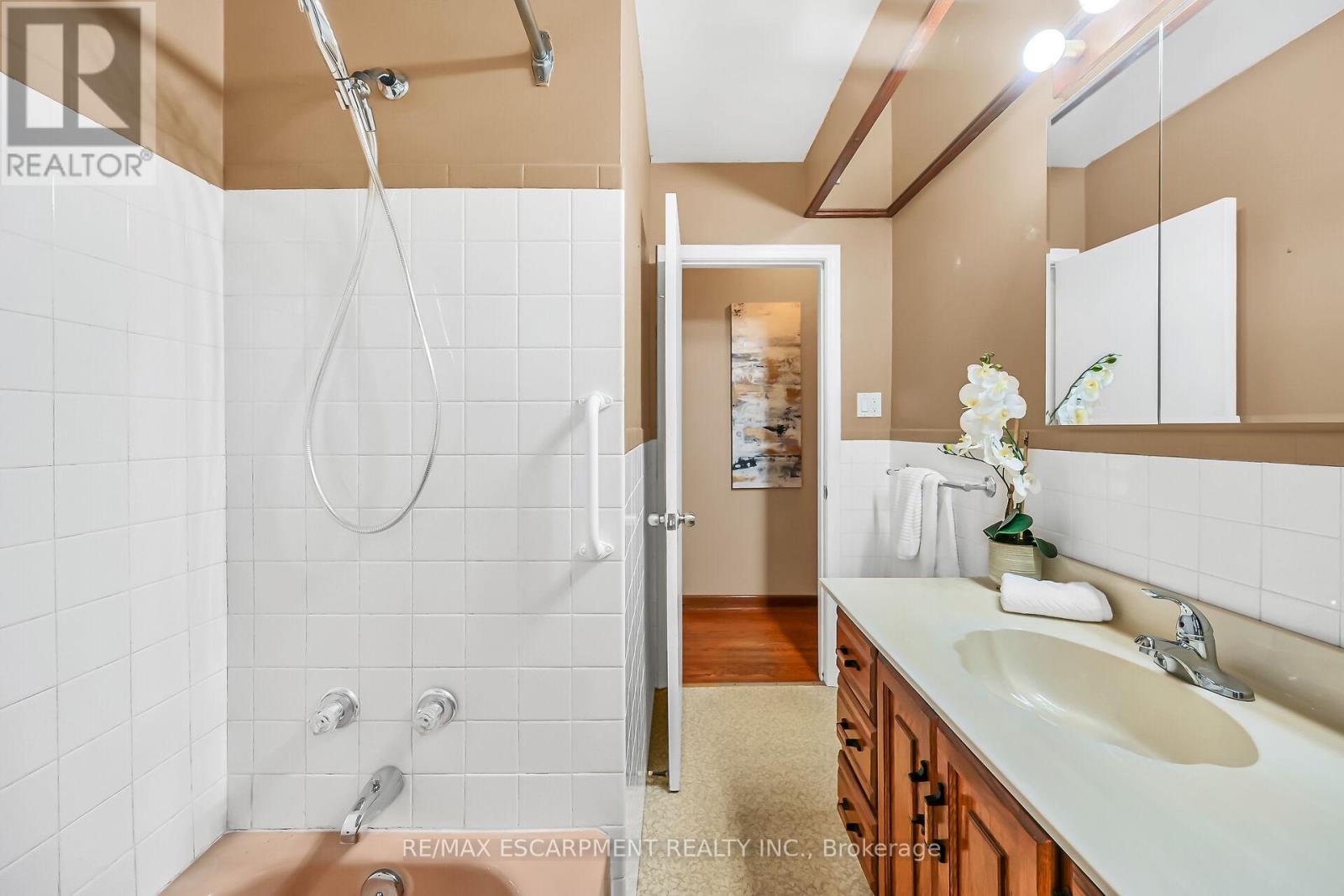 Photo 23 of 31 Belair Drive, Hamilton ON