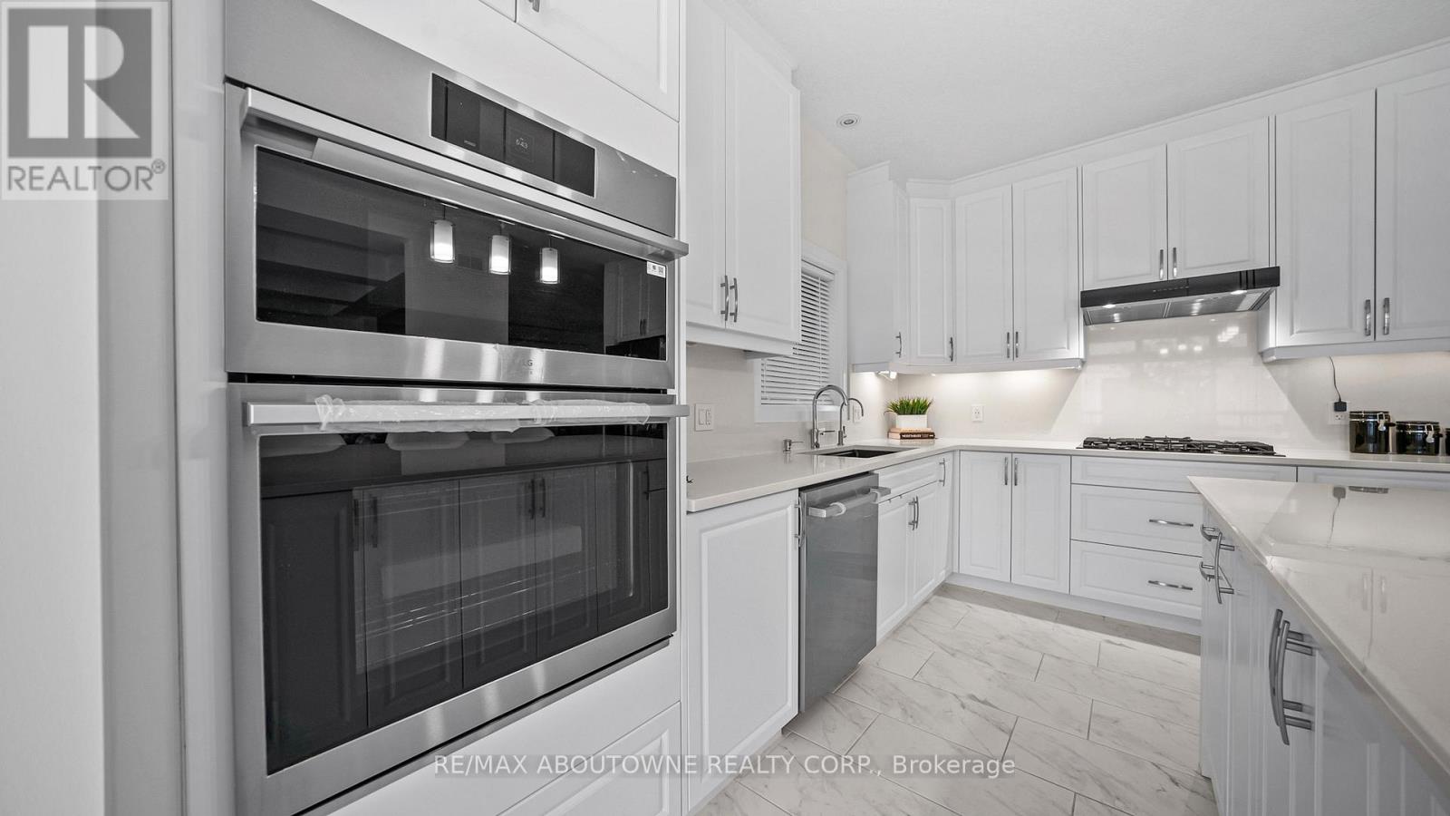 Photo 12 of 27 Jacob Detweiller Drive, Kitchener ON