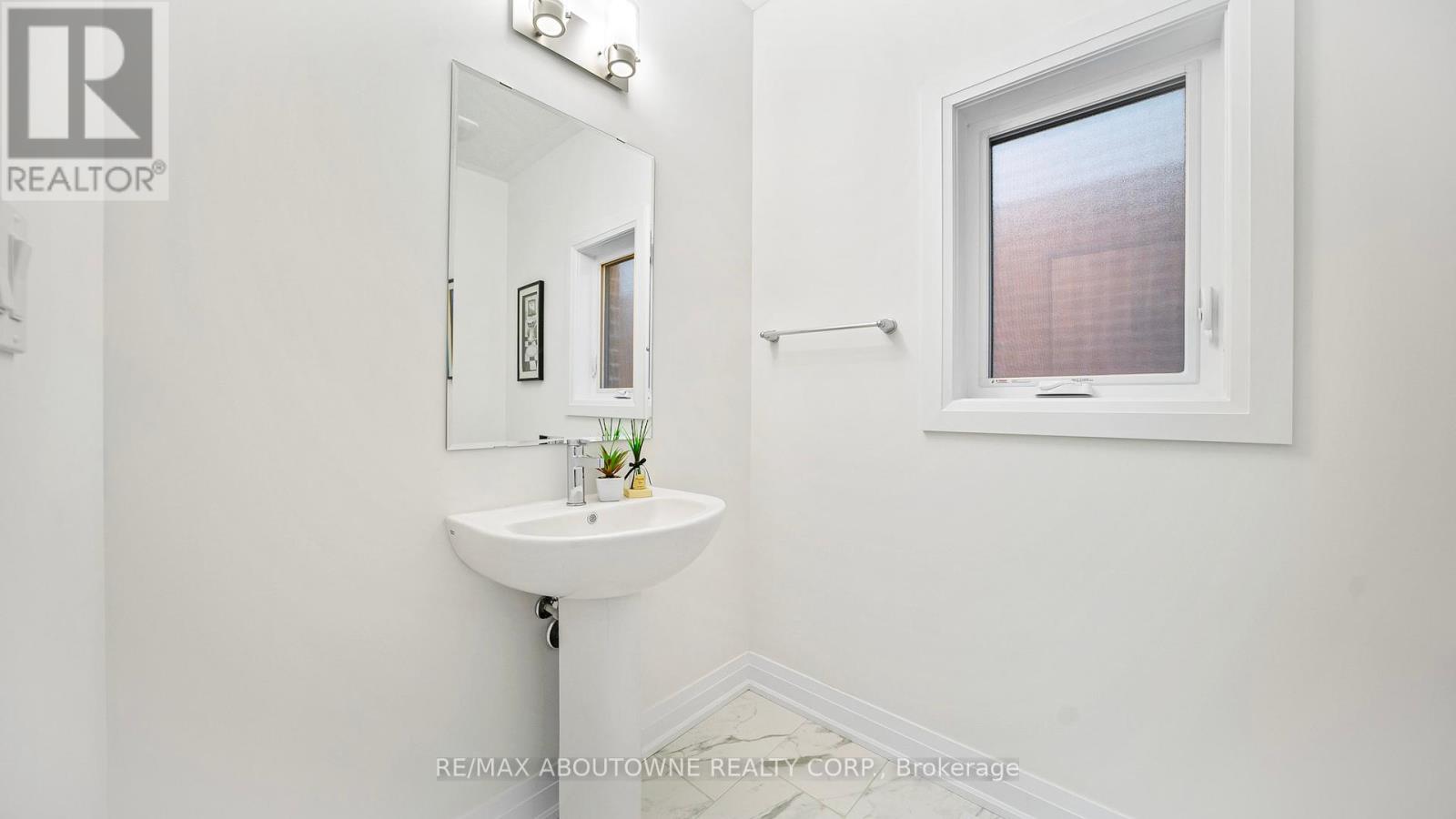 Photo 5 of 27 Jacob Detweiller Drive, Kitchener ON