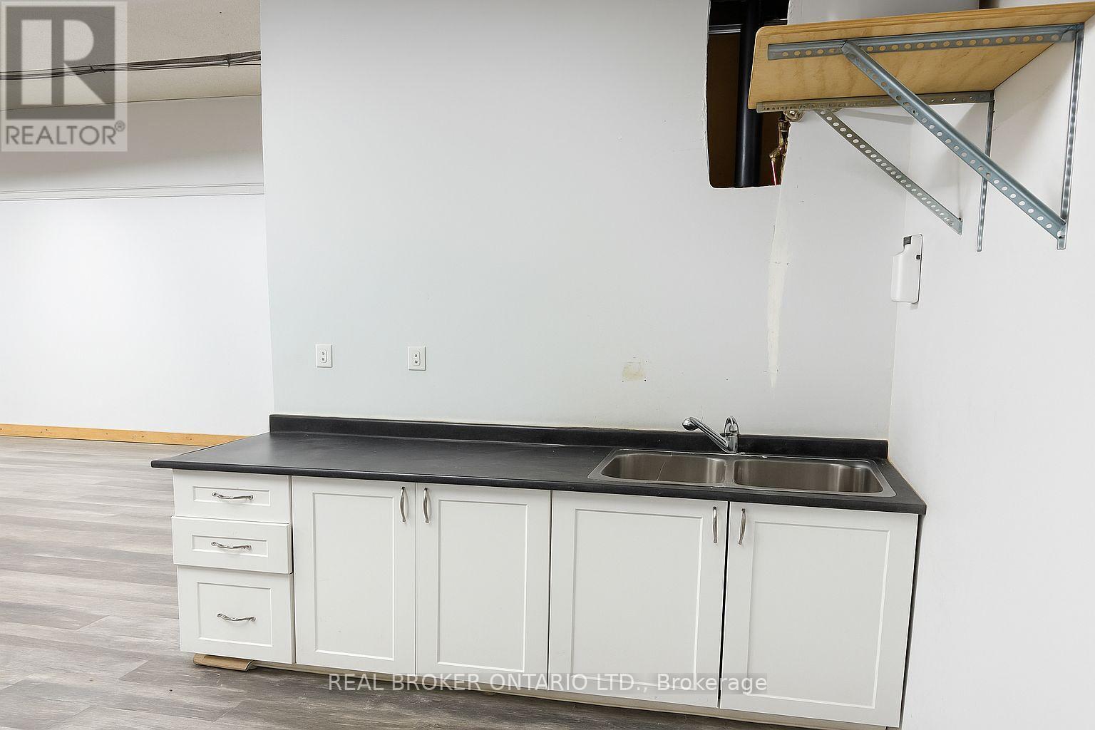 Photo 3 of 9 4256 Carroll Avenue, Niagara Falls ON