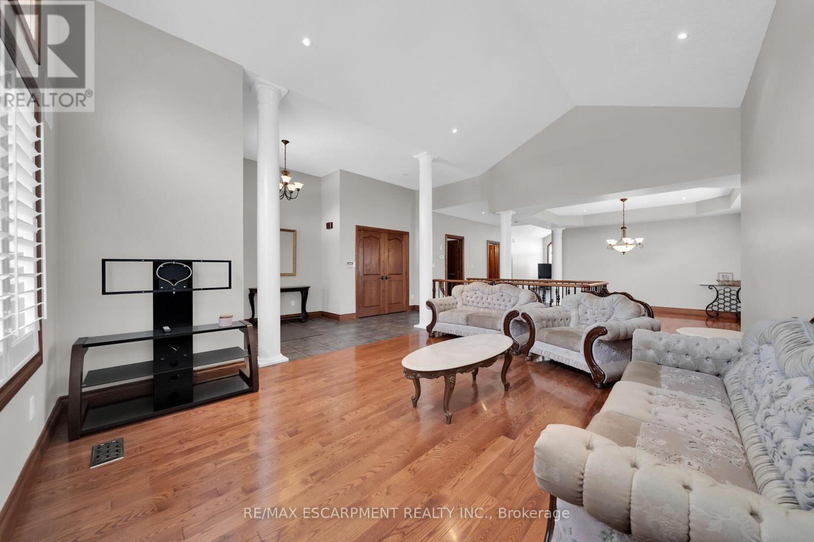 Photo 11 of 117 Christopher Drive, Hamilton ON