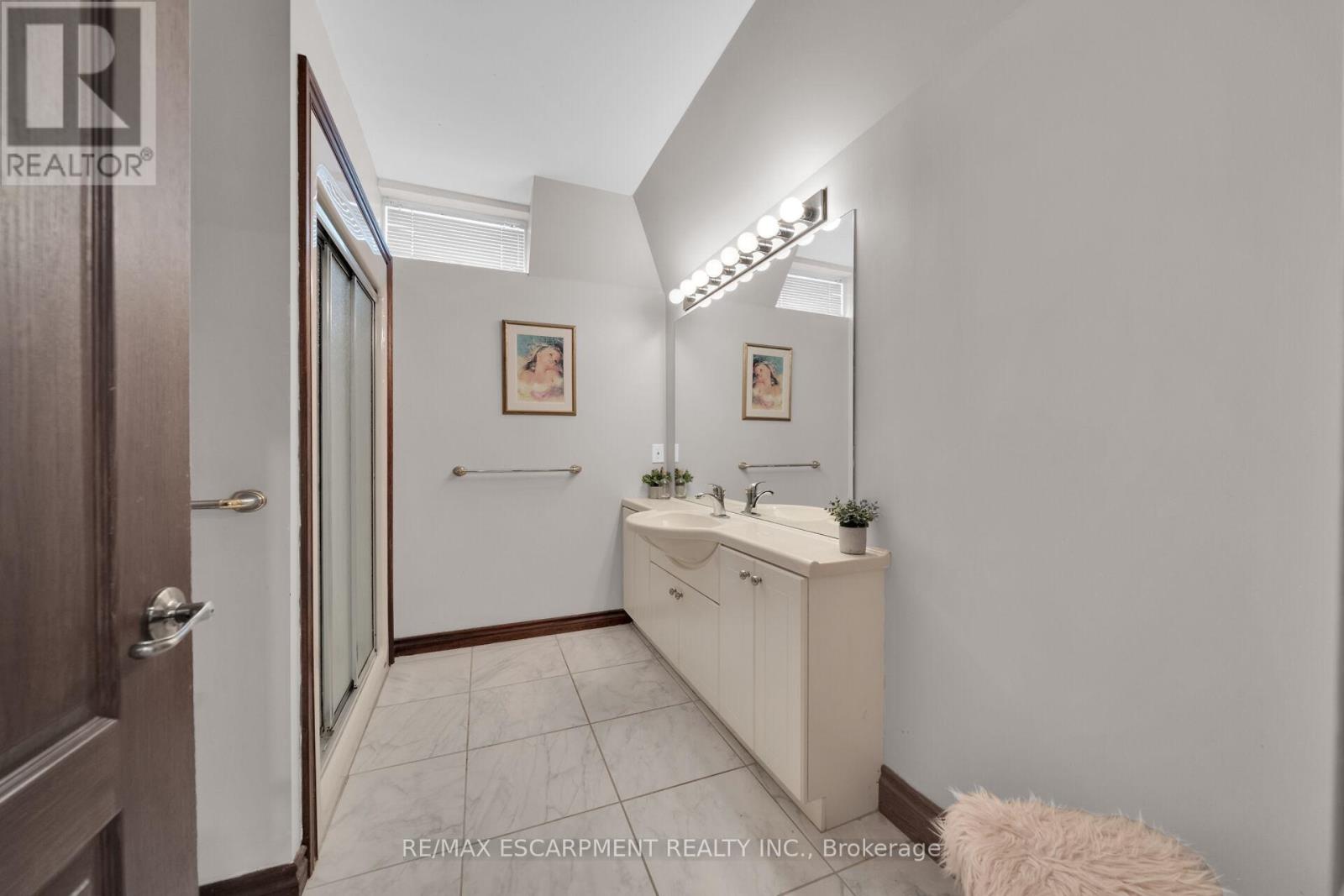 Photo 28 of 117 Christopher Drive, Hamilton ON