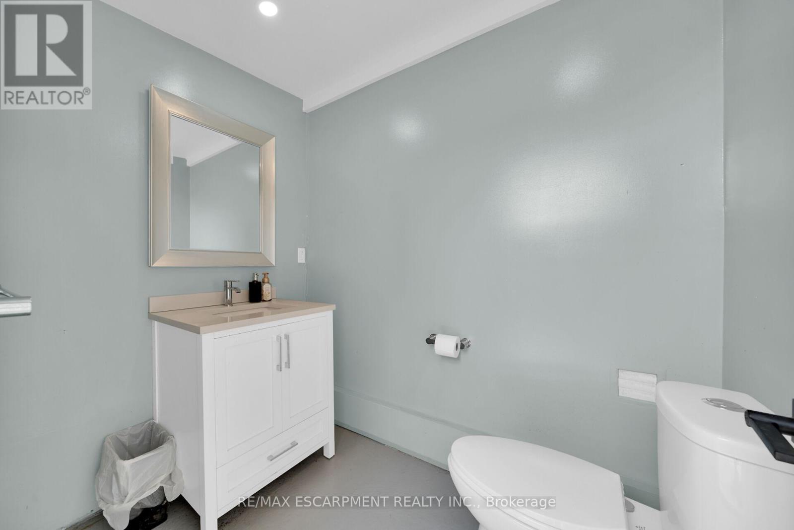 Photo 32 of 117 Christopher Drive, Hamilton ON