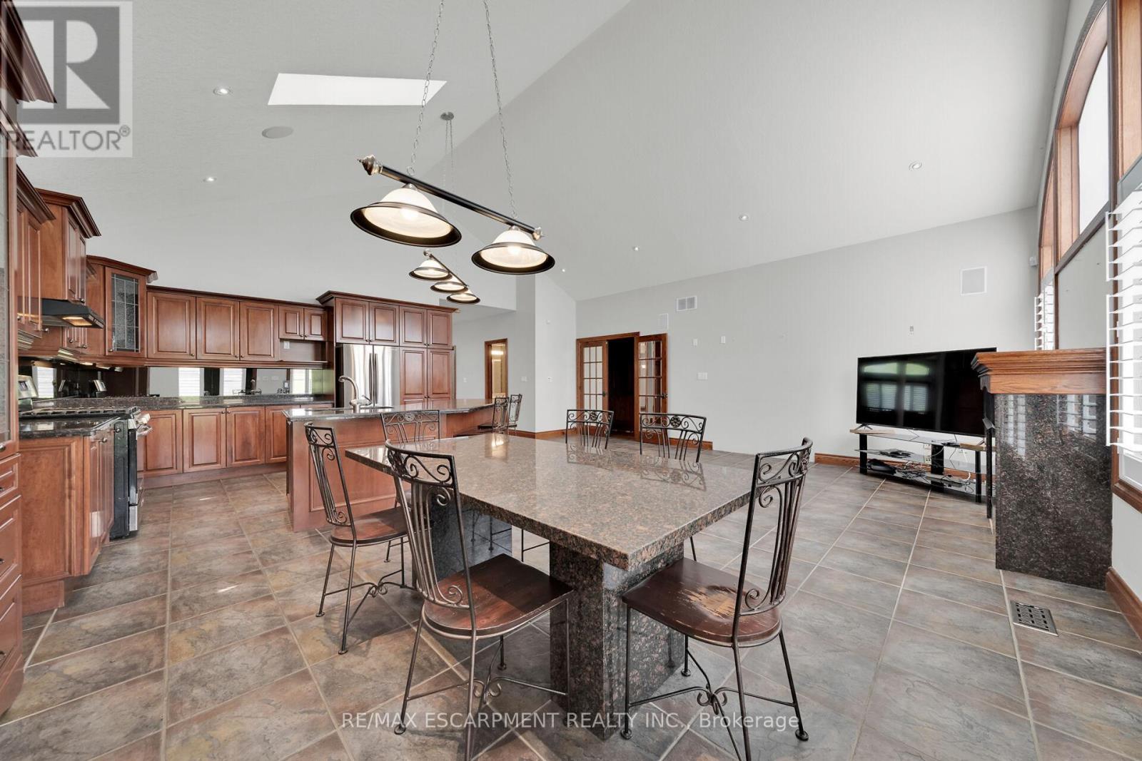 Photo 8 of 117 Christopher Drive, Hamilton ON