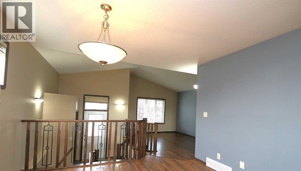 Photo 17 of 83 Vickers Close, Red Deer AB