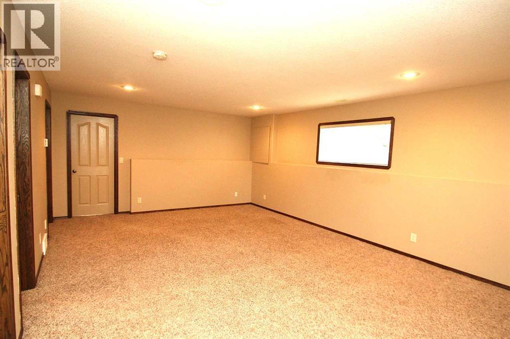 Photo 24 of 83 Vickers Close, Red Deer AB