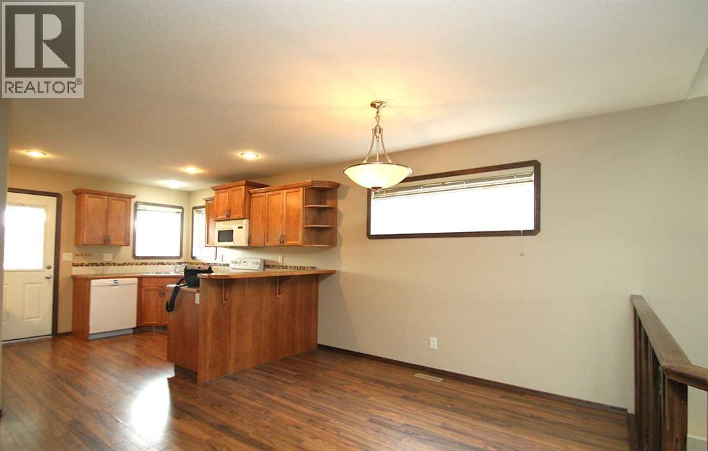 Photo 10 of 83 Vickers Close, Red Deer AB
