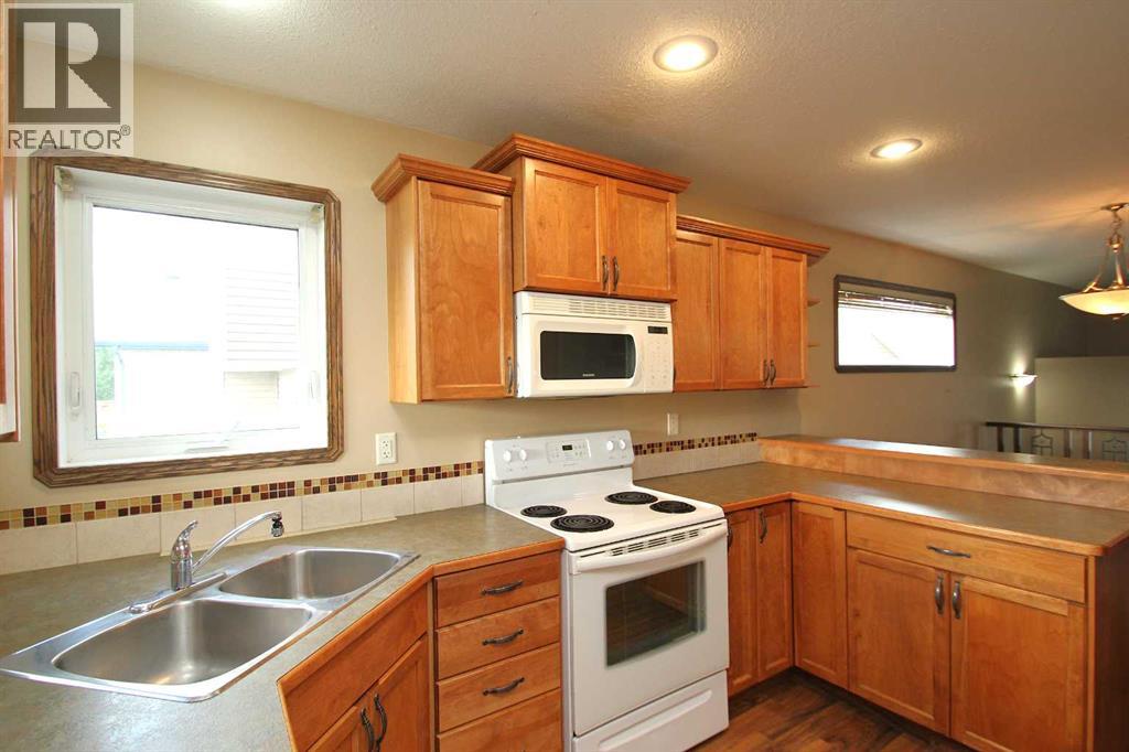 Photo 15 of 83 Vickers Close, Red Deer AB