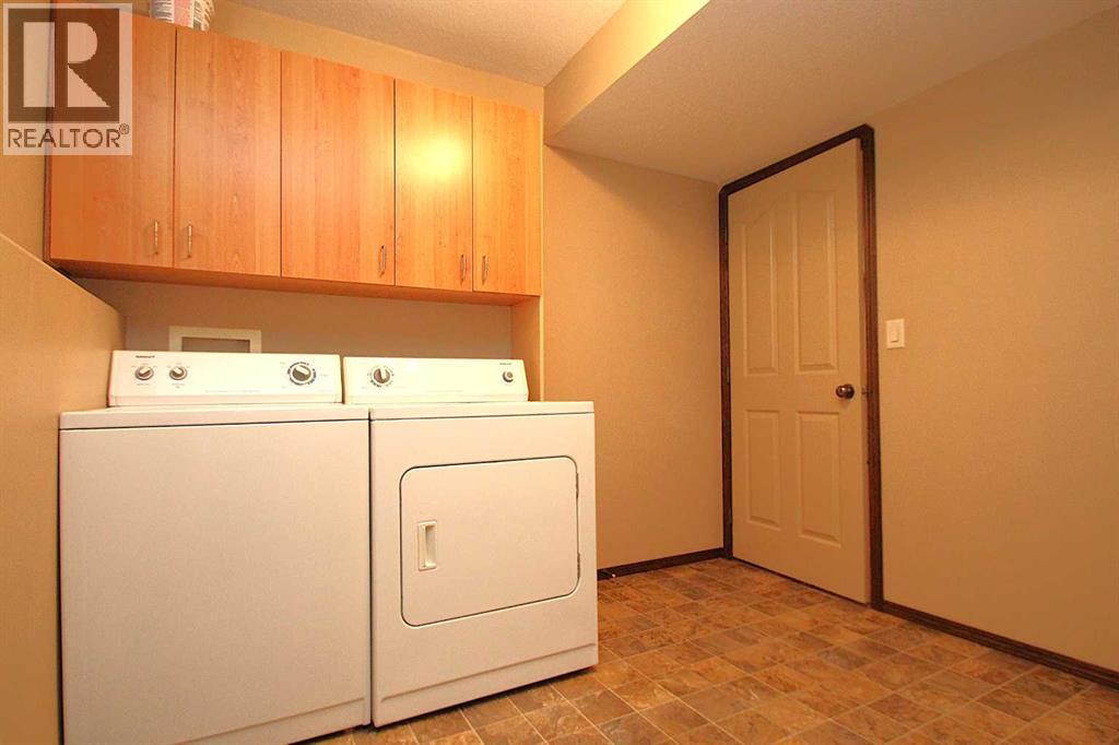 Photo 23 of 83 Vickers Close, Red Deer AB