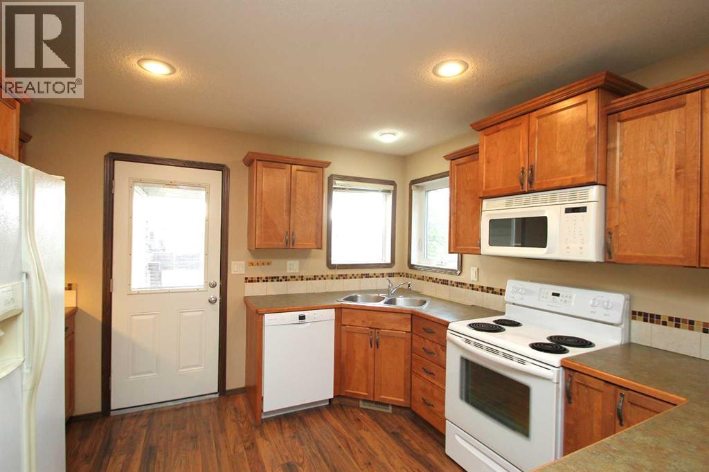 Photo 12 of 83 Vickers Close, Red Deer AB