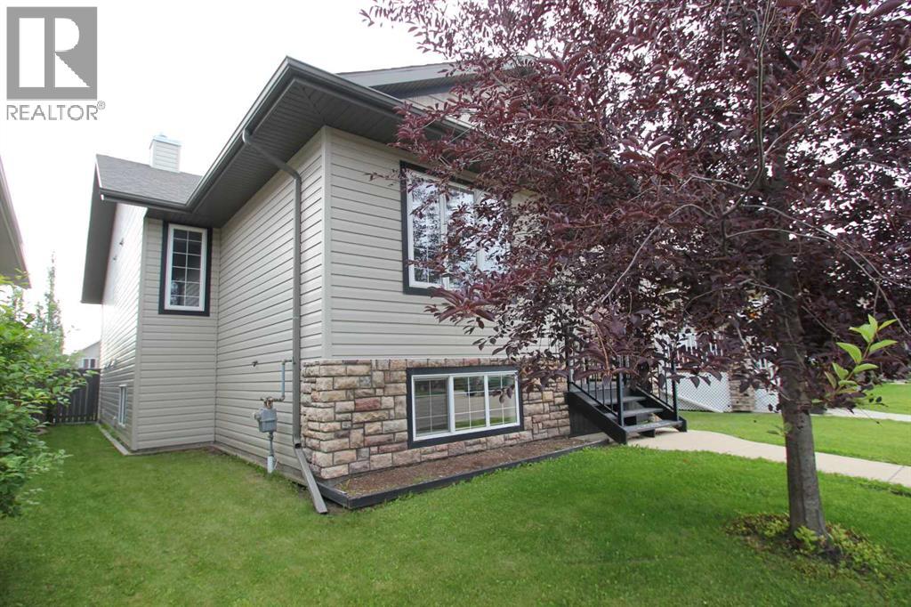 Photo 3 of 83 Vickers Close, Red Deer AB