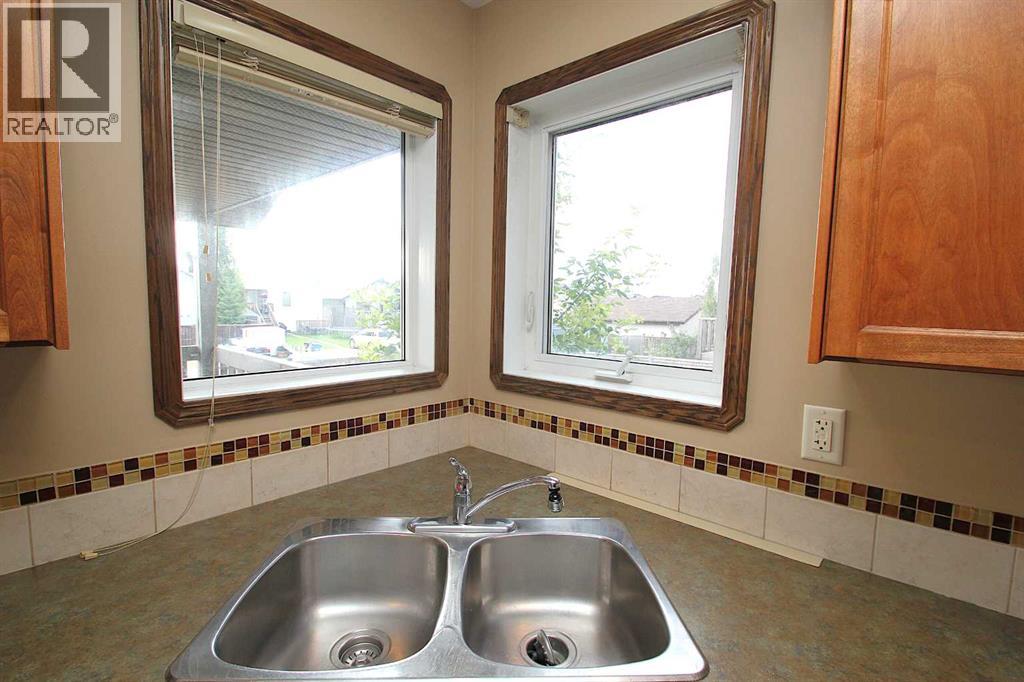 Photo 13 of 83 Vickers Close, Red Deer AB