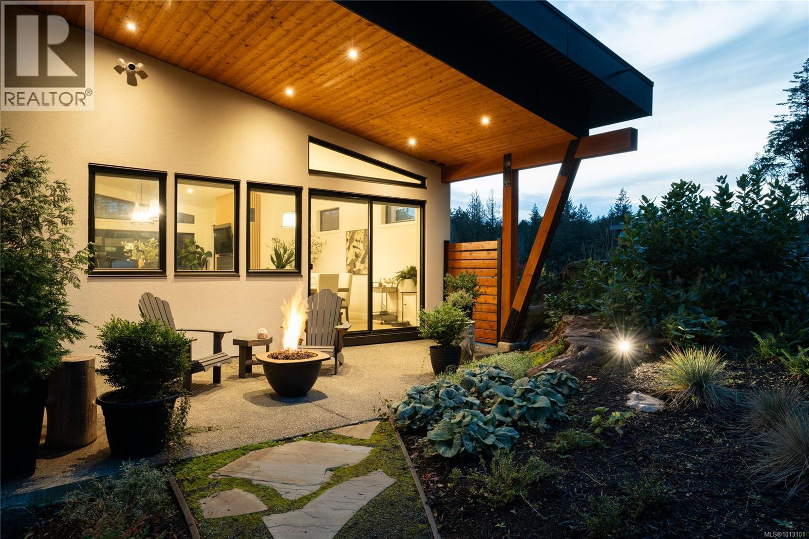 Photo 2 of 640 Medalist Ave, Colwood BC