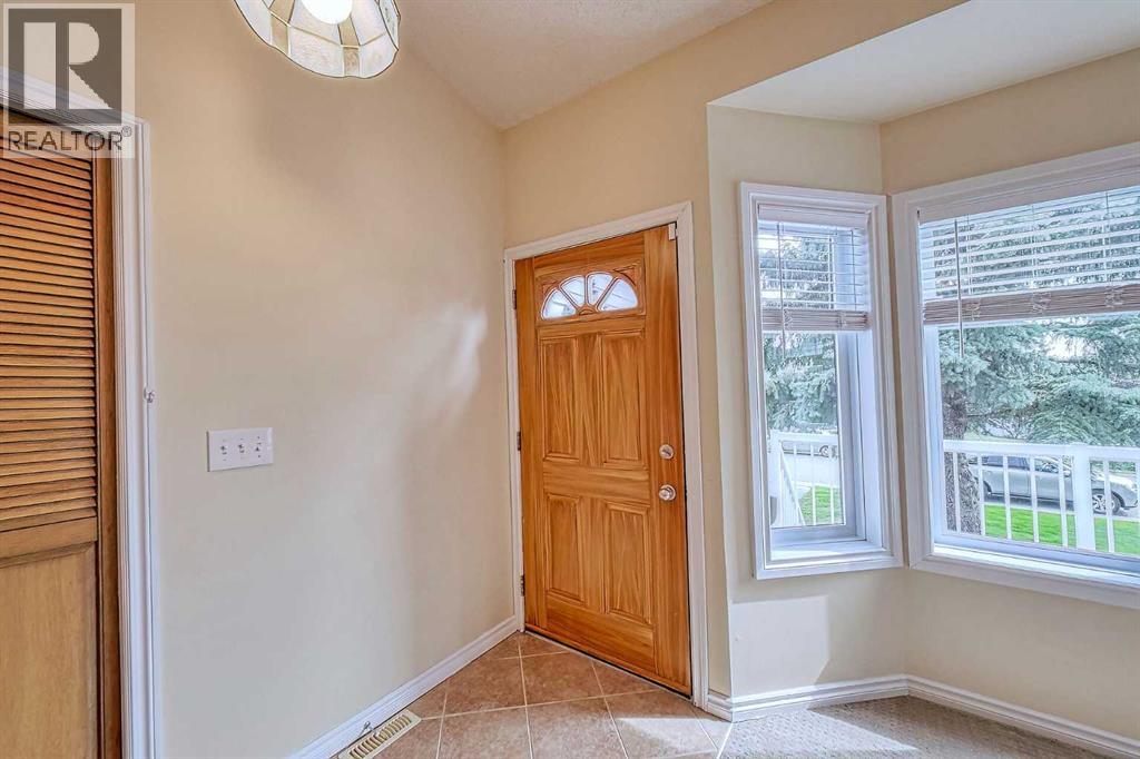 Photo 11 of 456 Hawkhill Place Nw, Calgary AB