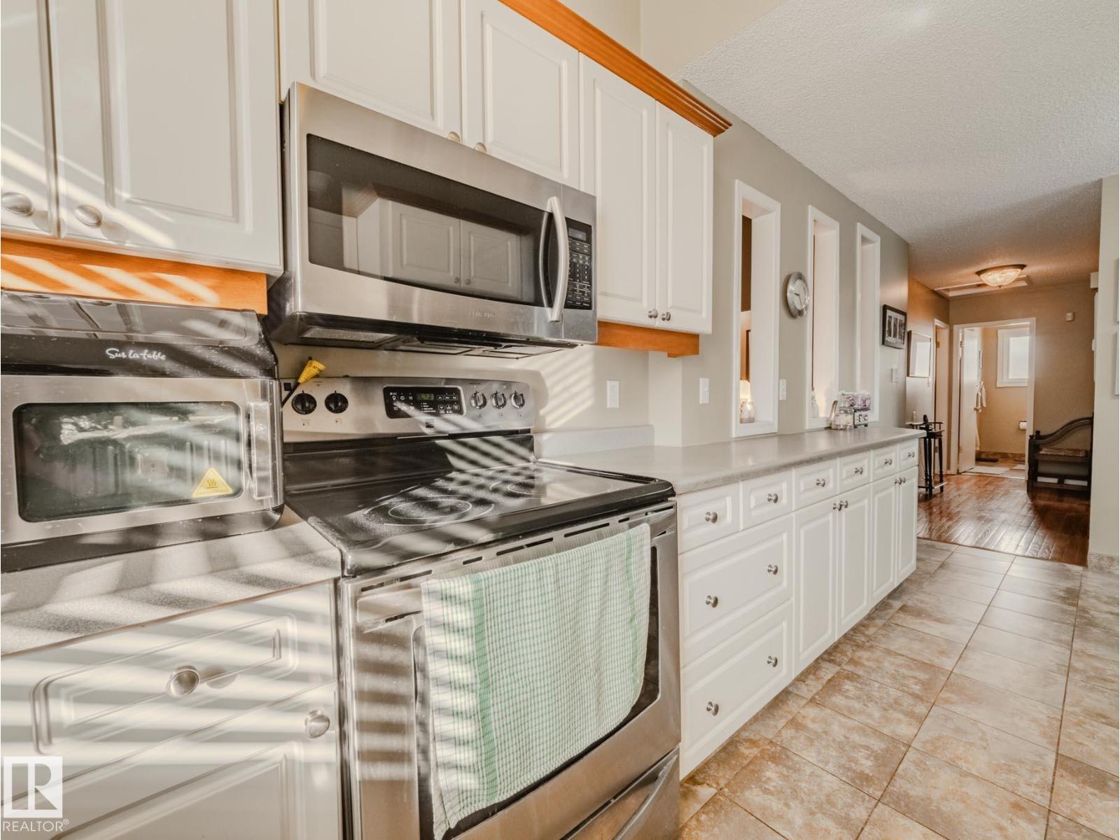 Photo 14 of 50 Flagstone Cr, St Albert AB