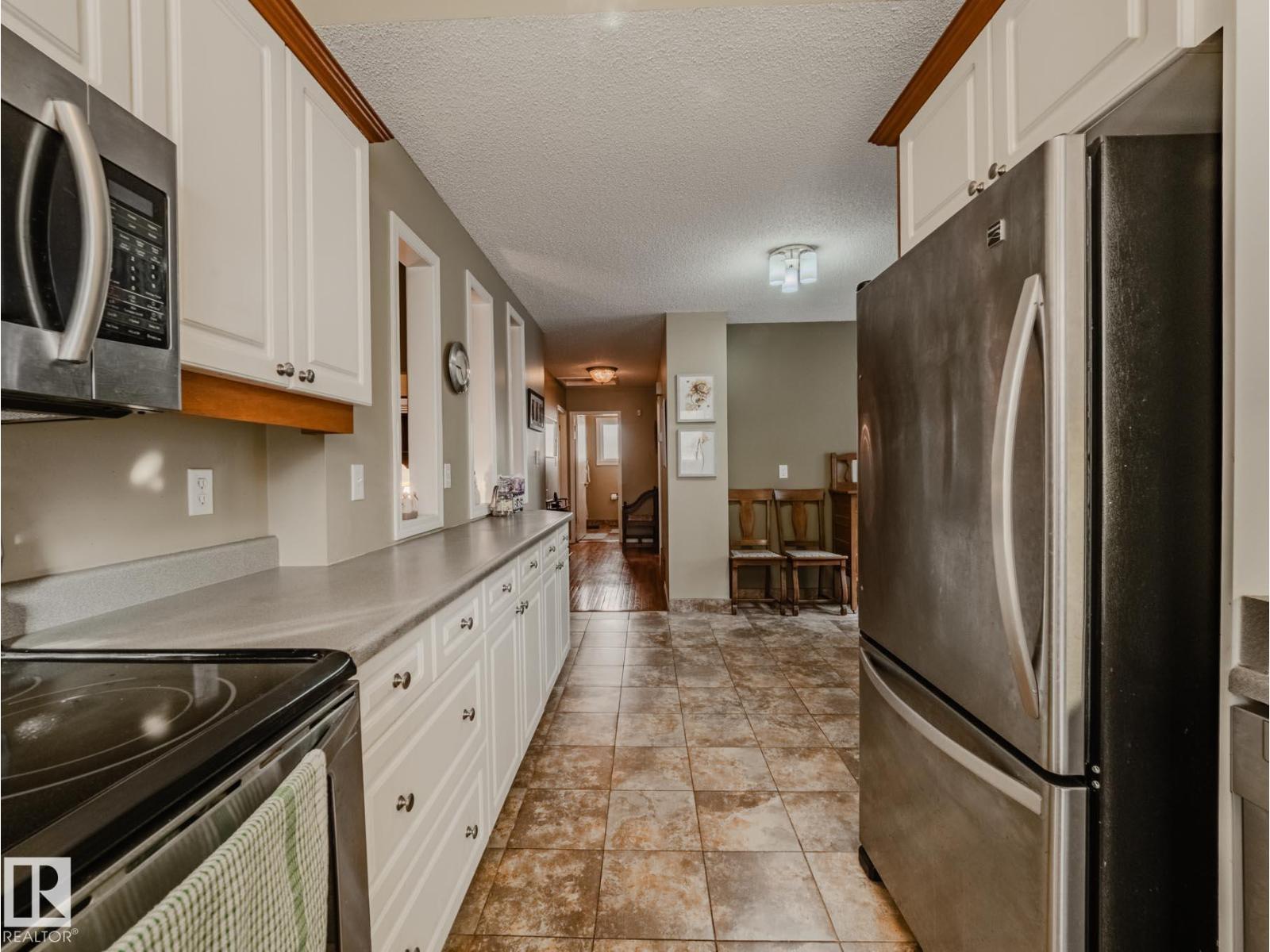Photo 15 of 50 Flagstone Cr, St Albert AB