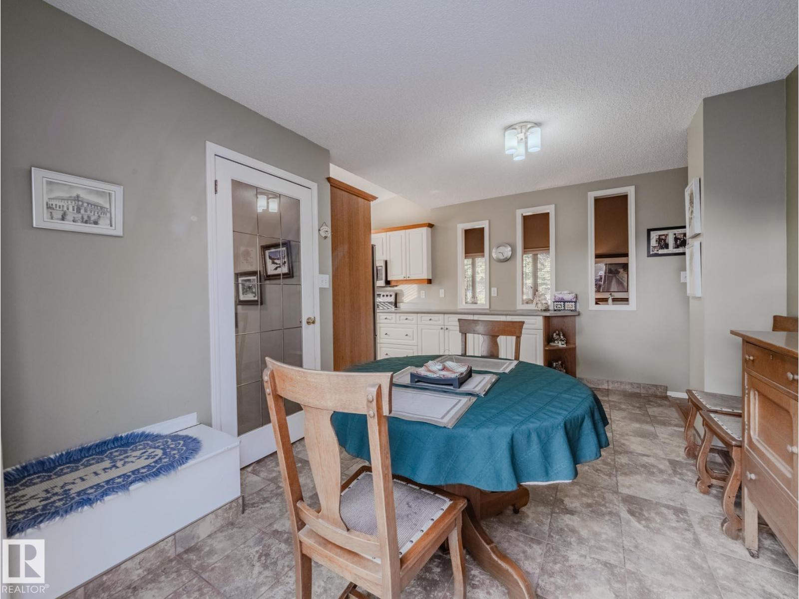 Photo 16 of 50 Flagstone Cr, St Albert AB