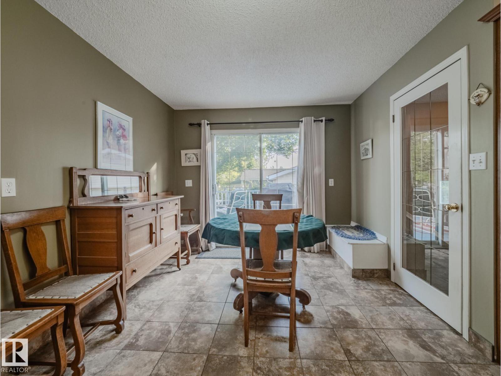 Photo 18 of 50 Flagstone Cr, St Albert AB
