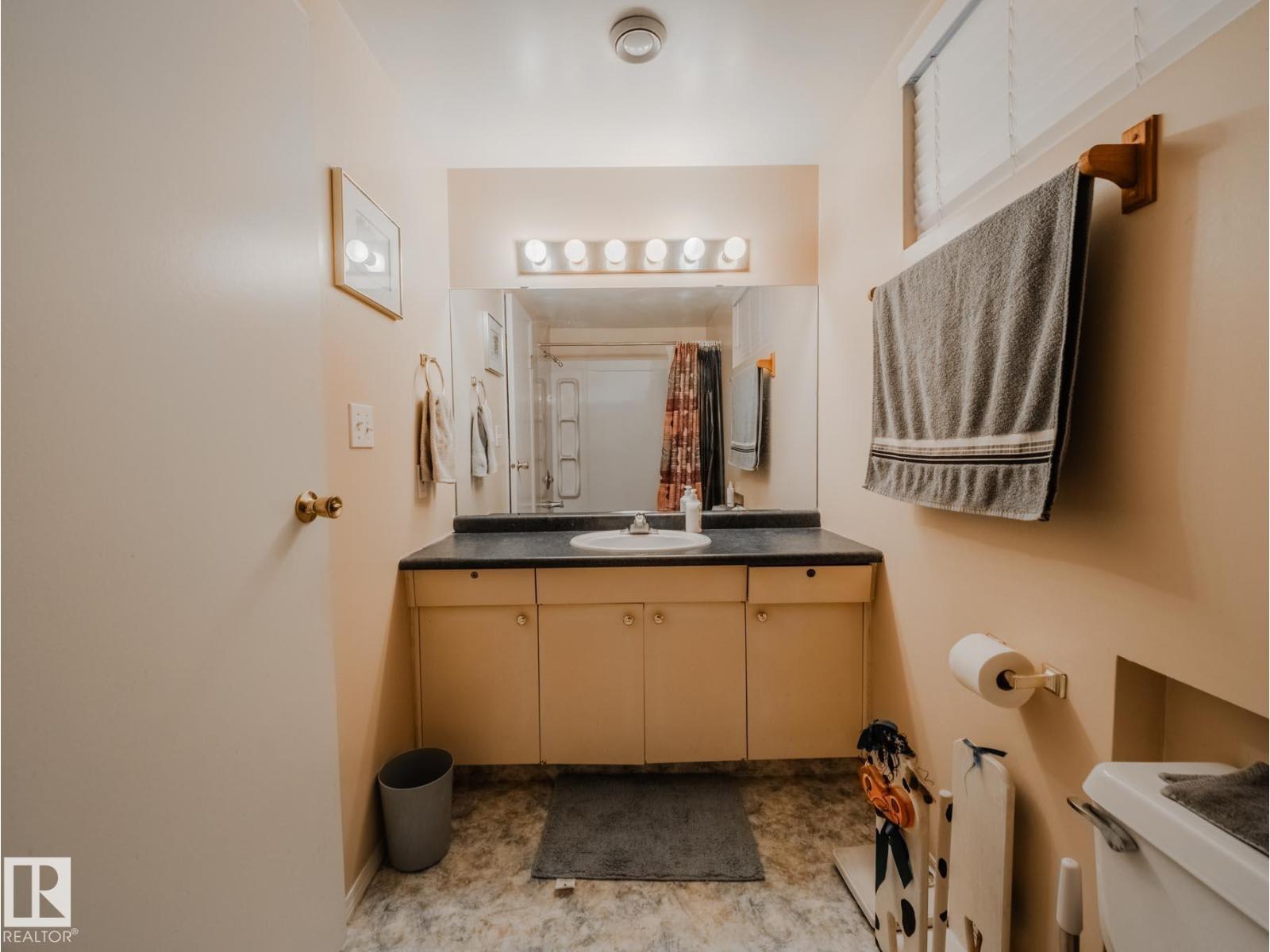 Photo 39 of 50 Flagstone Cr, St Albert AB