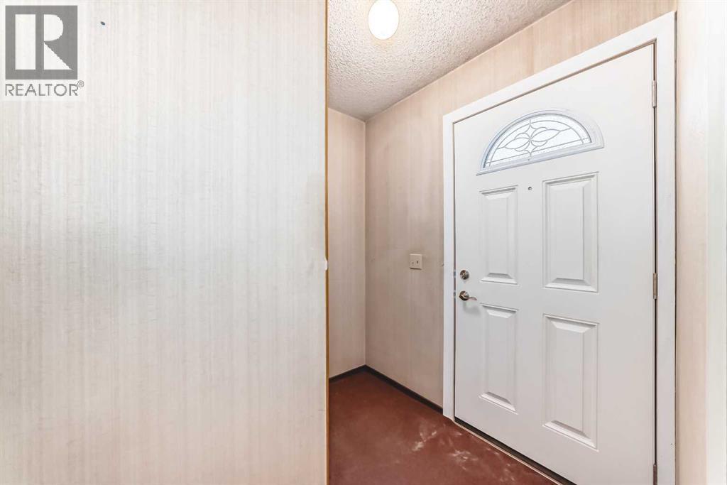 Photo 3 of 8 14736 Deerfield Drive Se, Calgary AB