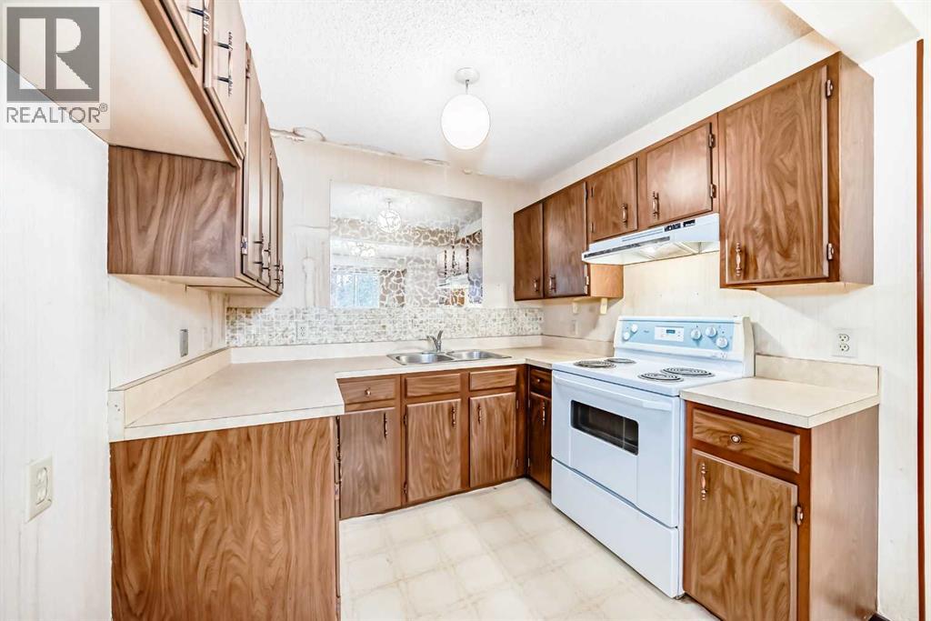 Photo 5 of 8 14736 Deerfield Drive Se, Calgary AB