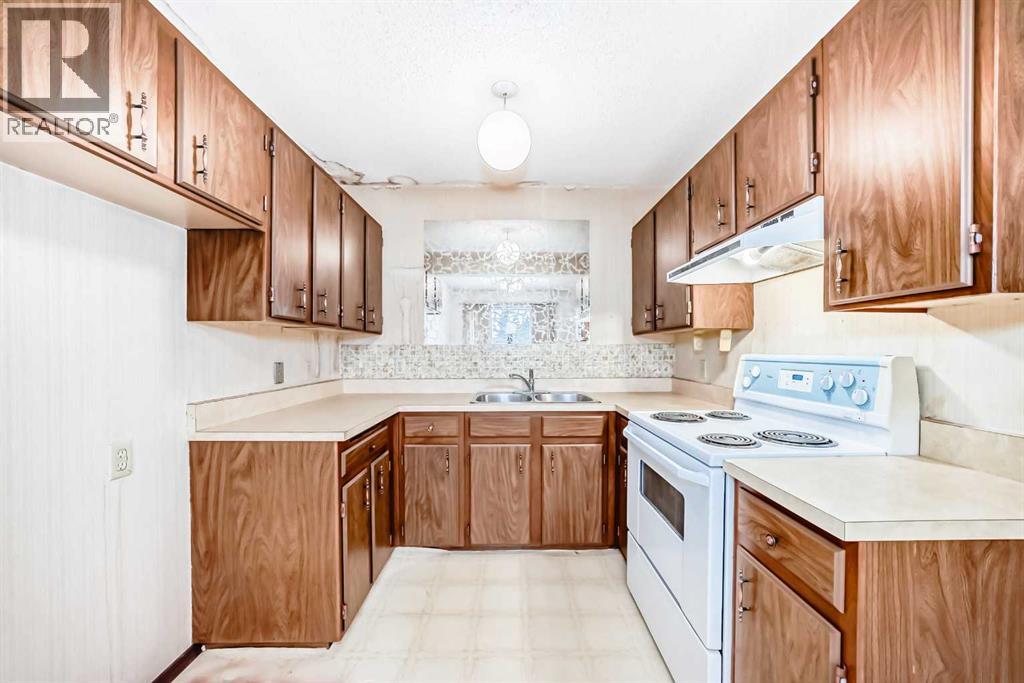 Photo 4 of 8 14736 Deerfield Drive Se, Calgary AB