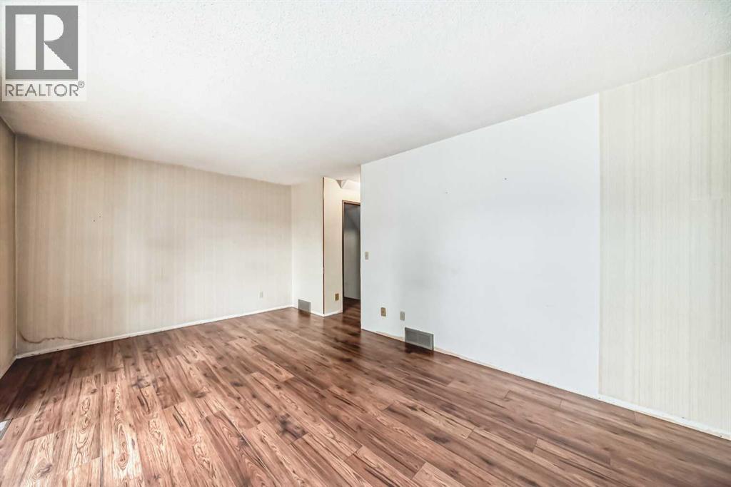 Photo 18 of 8 14736 Deerfield Drive Se, Calgary AB