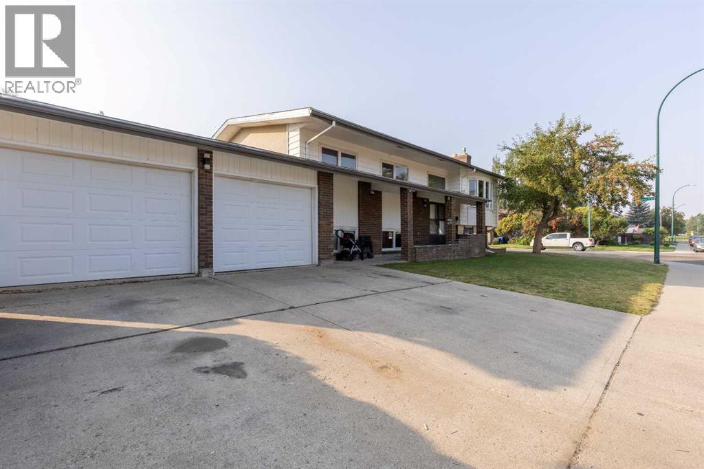 Photo 2 of 10 Sheridan Road W, Lethbridge AB