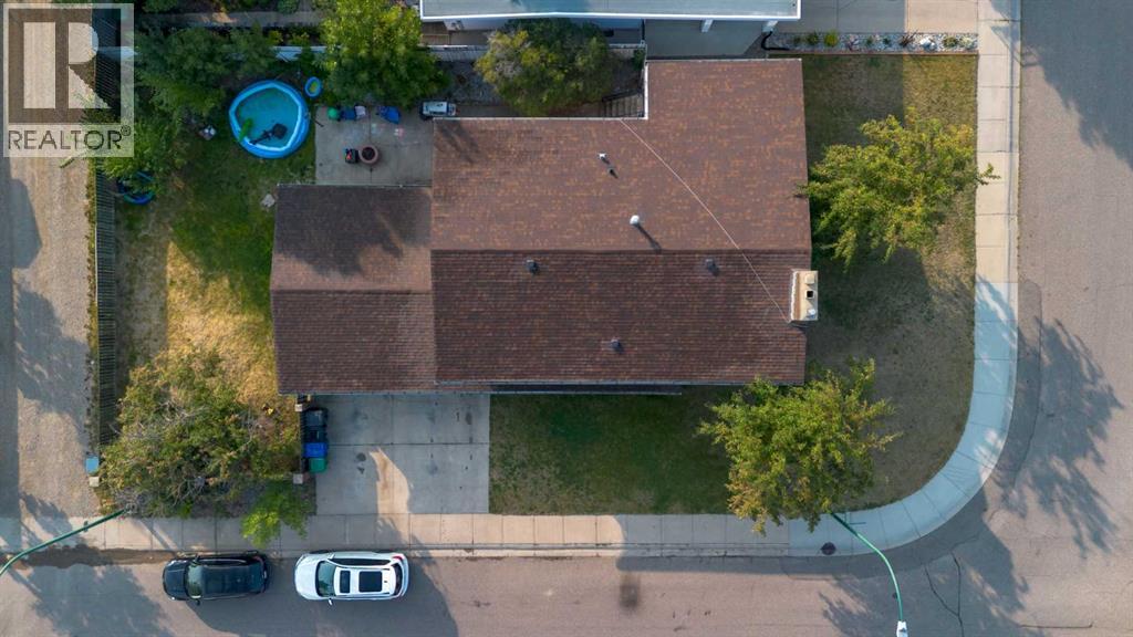 Photo 32 of 10 Sheridan Road W, Lethbridge AB