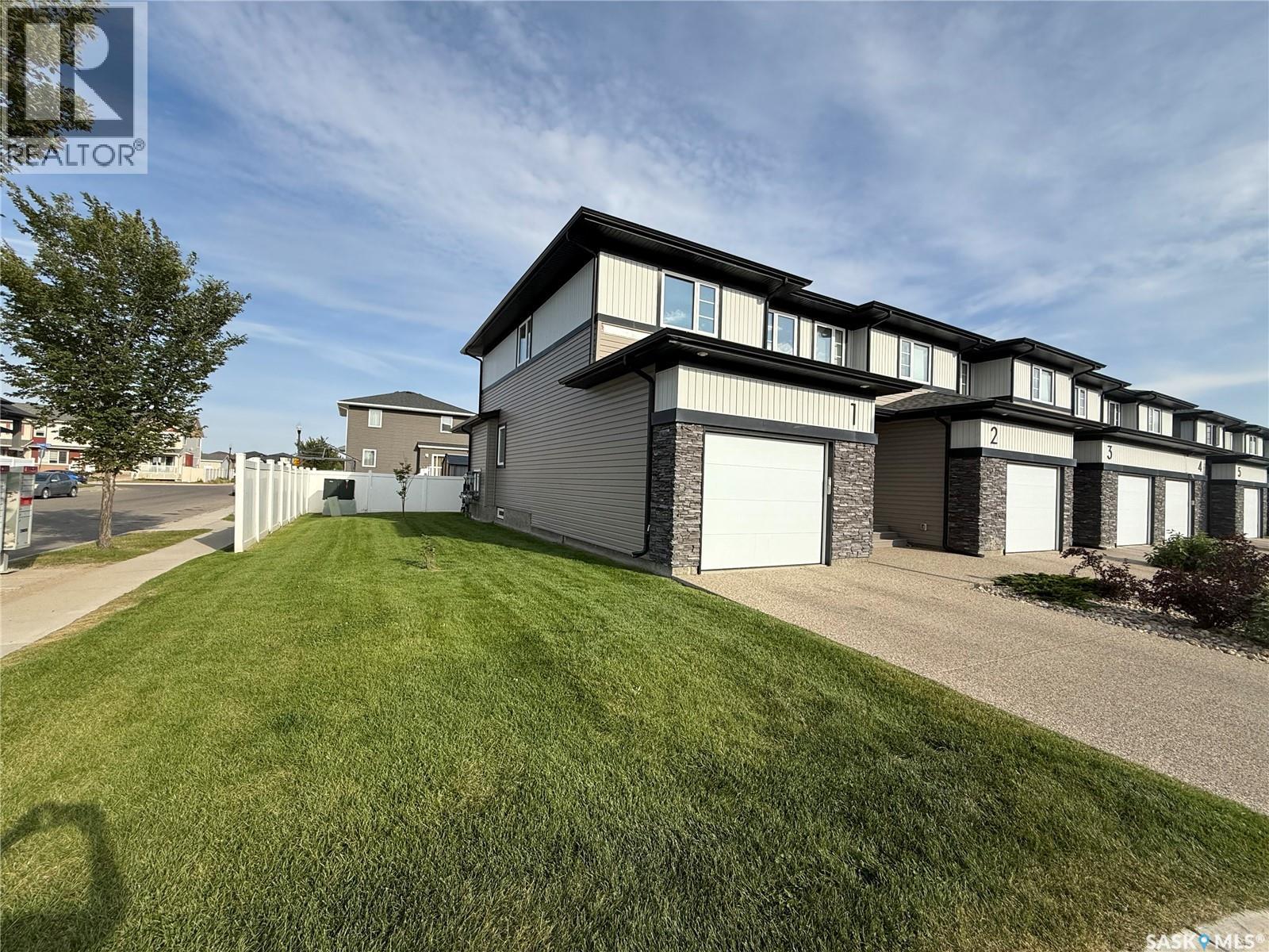 Photo 2 of 1 5301 Beacon Drive, Regina SK