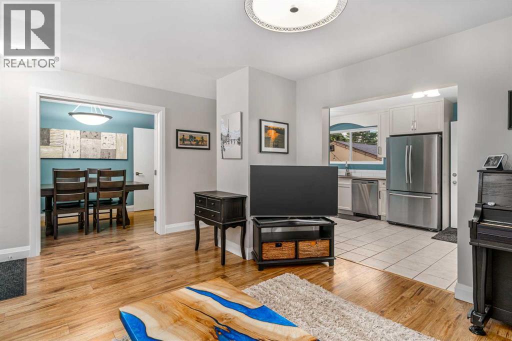Photo 11 of 92 Baker Crescent Nw, Calgary AB