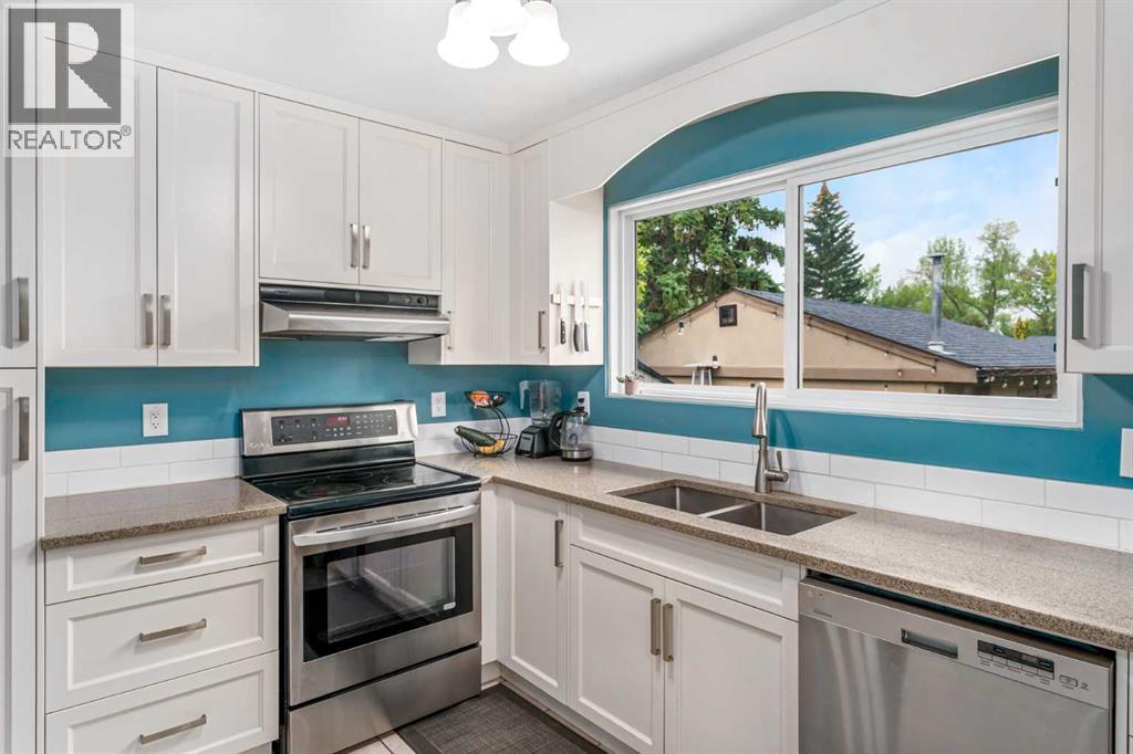 Photo 14 of 92 Baker Crescent Nw, Calgary AB