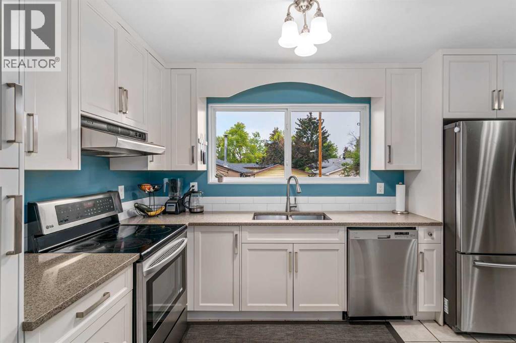 Photo 15 of 92 Baker Crescent Nw, Calgary AB