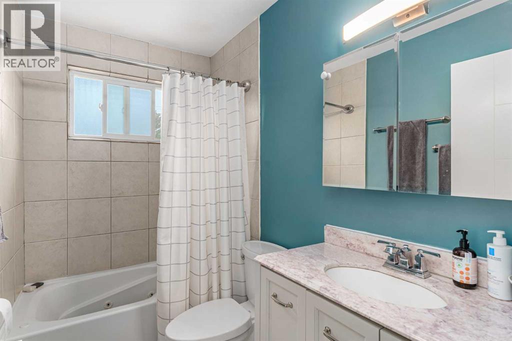 Photo 21 of 92 Baker Crescent Nw, Calgary AB