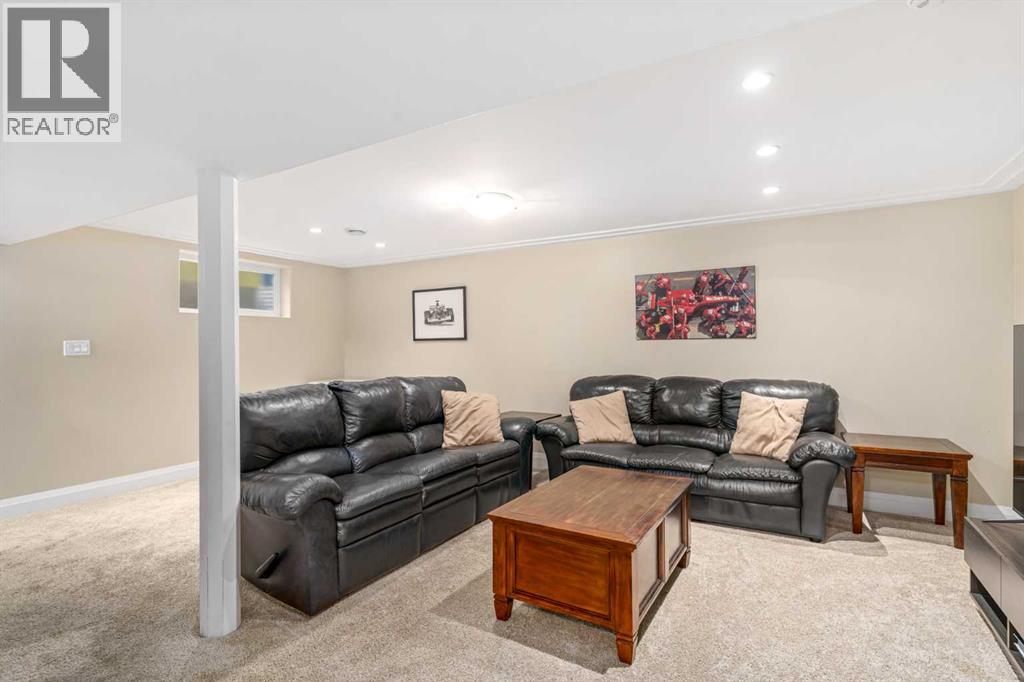 Photo 24 of 92 Baker Crescent Nw, Calgary AB