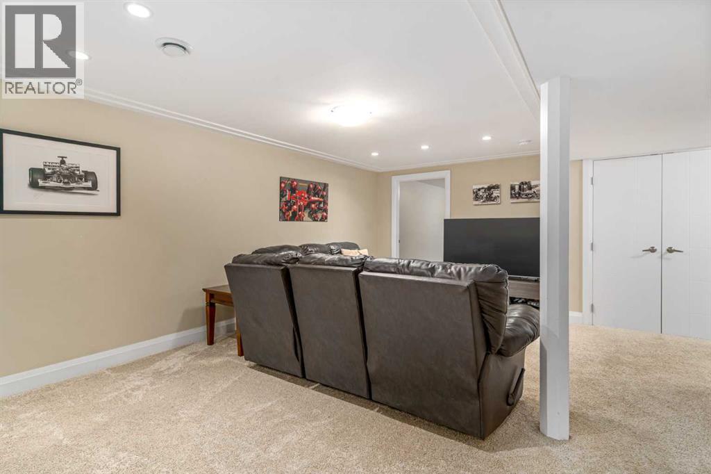 Photo 25 of 92 Baker Crescent Nw, Calgary AB