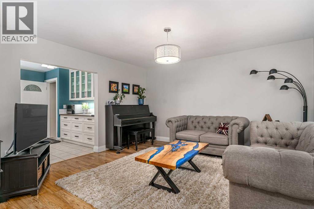 Photo 7 of 92 Baker Crescent Nw, Calgary AB